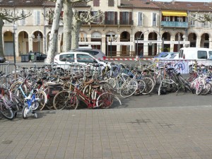 Vélos récupérés pour être remis en état.
