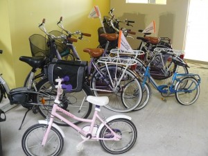 et quatre vélos d'enfants et quatre vélos d'enfants